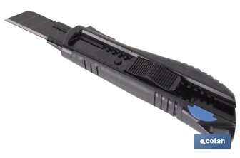 Cúter profesional de ABS | Con recubrimiento antideslizante TPR | Hoja negra ultra afilada SK2 | Bloqueo automático | Disponible en 3 medidas - Cofan