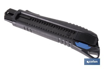 Cúter profesional de ABS | Con recubrimiento antideslizante TPR | Hoja negra ultra afilada SK2 | Bloqueo automático | Disponible en 3 medidas - Cofan