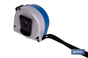 Flexómetro estándar | Carcasa resistente de ABS | Botón de bloqueo | Gancho no magnético | Funda antichoque | Disponible con cinta de 3, 5 y 8 metros de longitud - Cofan