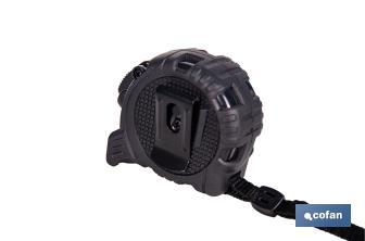 Flexómetro de hoja negra con impresión a doble cara | Carcasa de ABS | Funda antichoque | Botón de bloqueo automático | Disponible con cinta de 3, 5 y 8 metros de longitud - Cofan