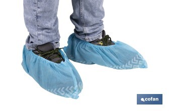 Cubrezapatos desechables antideslizantes | Material: polipropileno | Color: azul | Talla única | Disponible en packs de 100 unidades - Cofan