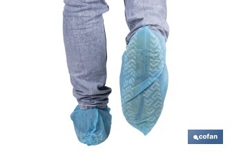 Cubrezapatos desechables antideslizantes | Material: polipropileno | Color: azul | Talla única | Disponible en packs de 100 unidades - Cofan