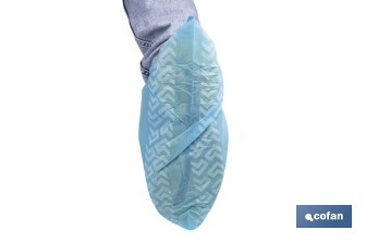 Cubrezapatos desechables antideslizantes | Material: polipropileno | Color: azul | Talla única | Disponible en packs de 100 unidades - Cofan
