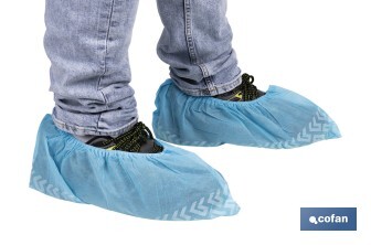 Cubrezapatos desechables antideslizantes | Material: polipropileno | Color: azul | Talla única | Disponible en packs de 100 unidades - Cofan