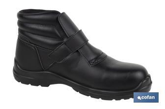 S2 SRC black safety boot | Sizes available range from 35 to 47 (EU) | Water-repellent boot with insole - Cofan