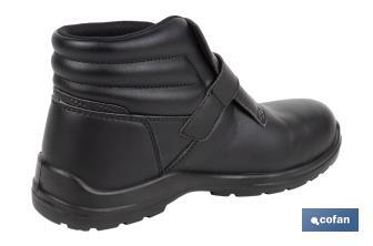 S2 SRC black safety boot | Sizes available range from 35 to 47 (EU) | Water-repellent boot with insole - Cofan