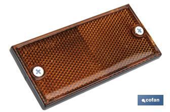 Catadióptrico rectangular con tornillos para fijar a vehículos | Producto homologado | Medidas: 106 x 50 mm | Disponible en 3 colores - Cofan