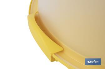 Tartera redonda en color amarillo | Incluye asa y tapa | Medidas: 34,5 x 18,5 cm - Cofan