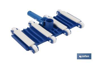 Limpiafondos Flexible para Piscinas con 8 Ruedas | Medidas de 33 x 18 cm y Mango de Ø 2,8 cm - Cofan
