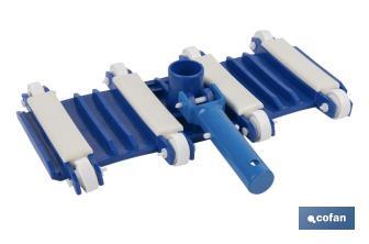 Limpiafondos Flexible para Piscinas con 8 Ruedas | Medidas de 33 x 18 cm y Mango de Ø 2,8 cm - Cofan