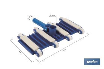 Limpiafondos Flexible para Piscinas con 8 Ruedas | Medidas de 33 x 18 cm y Mango de Ø 2,8 cm - Cofan