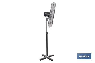 Ventilador industrial de pie con 3 velocidades en color negro | Potencia: 200 W | Gran caudal de aire | Oscilación 80° | Medidas: 81 x 81 x 189 cm - Cofan