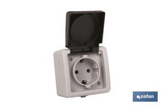 Base Enchufe con tapa IP44 | Para exteriores | 16 A - 250 V | Color gris - Cofan