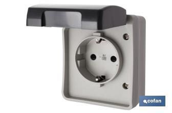 Base Enchufe con tapa IP44 | Para exteriores | 16 A - 250 V | Color gris - Cofan