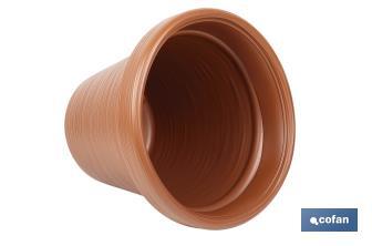 Macetas decorativas con diseño rayado | Color: terracota | Resistentes a los rayos UV | Material: Polietileno de alta densidad | Ideales para interiores y exteriores | Disponibles en diferentes medidas y capacidades - Cofan